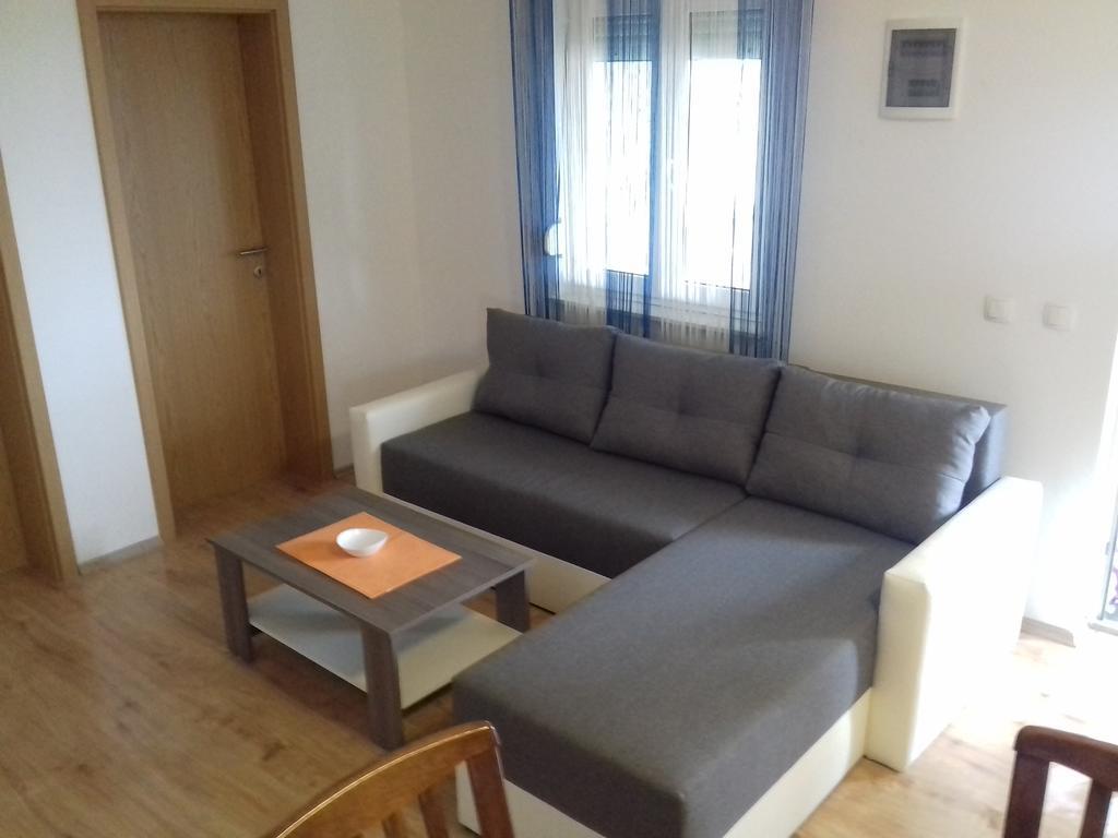 Tomek Apartment Vir Buitenkant foto
