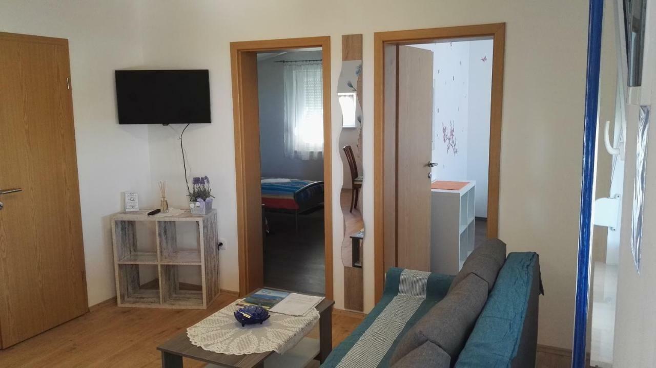 Tomek Apartment Vir Buitenkant foto