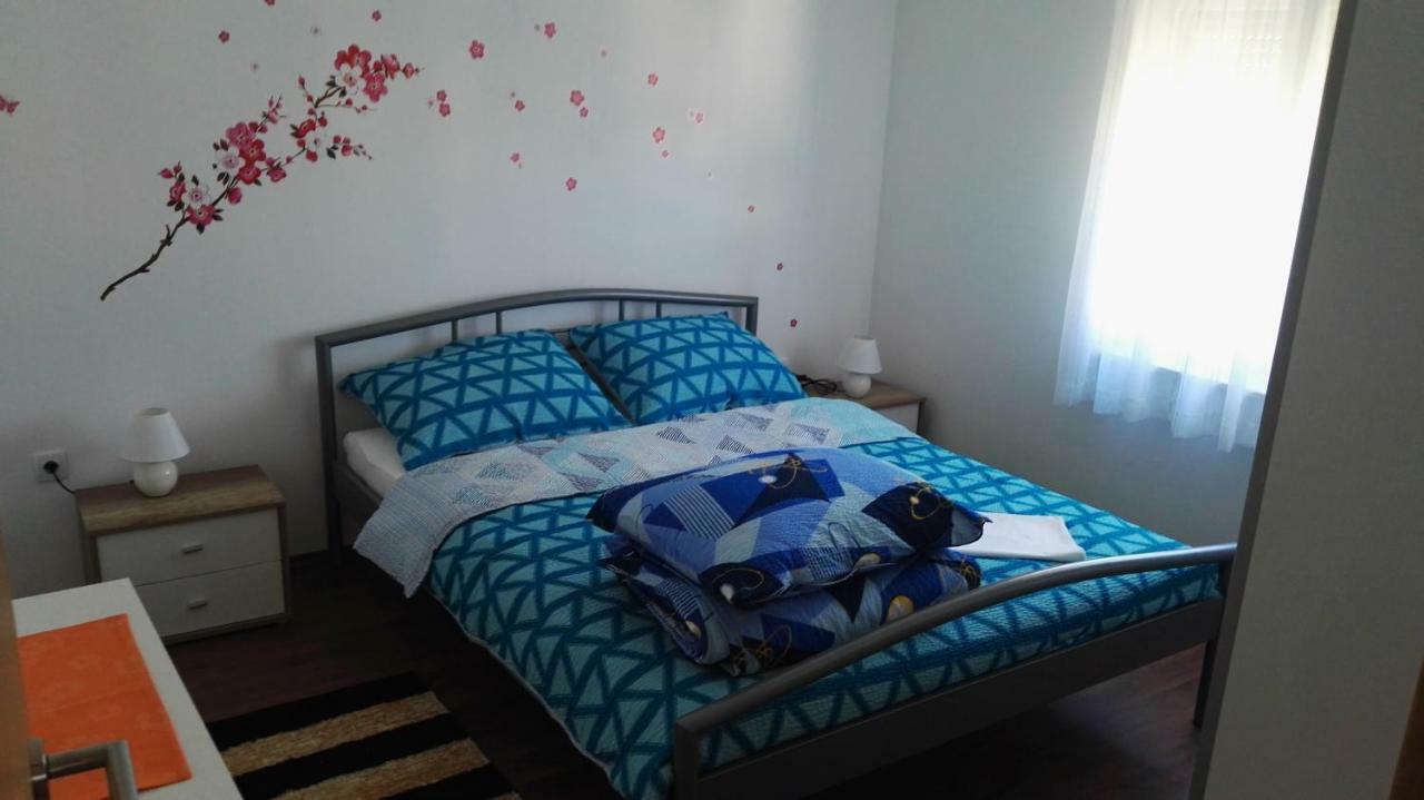 Tomek Apartment Vir Buitenkant foto