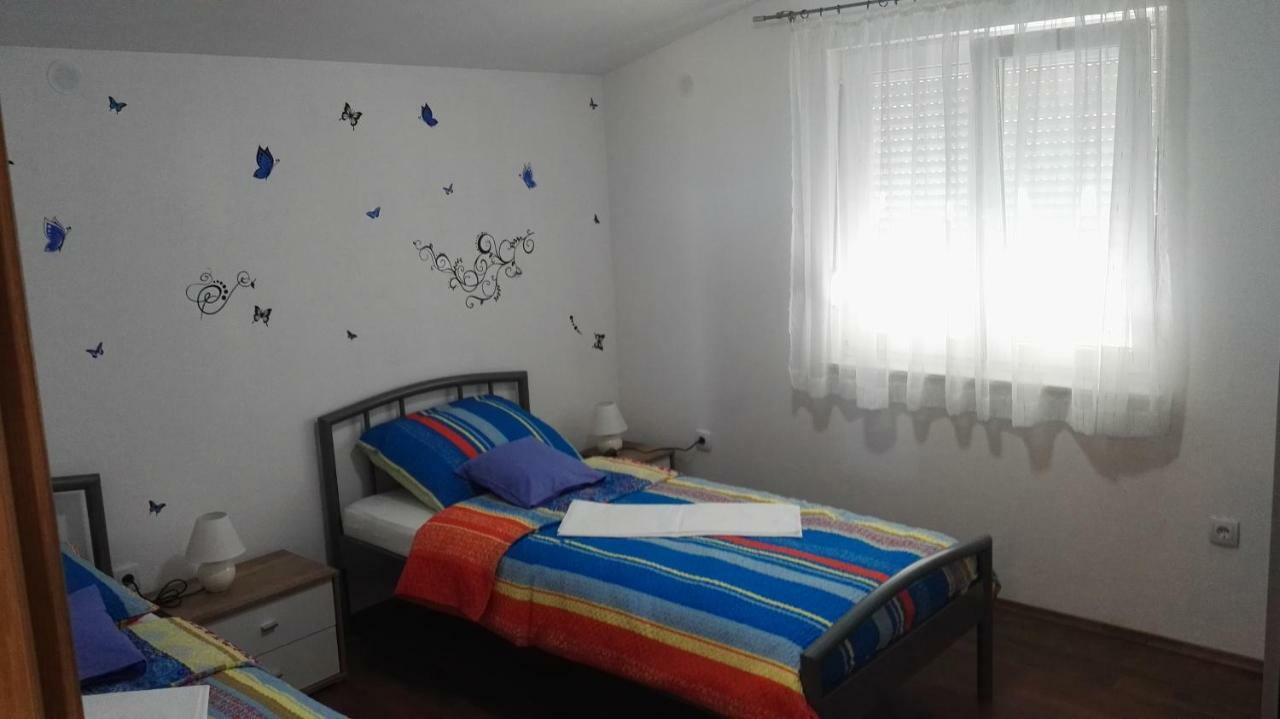 Tomek Apartment Vir Buitenkant foto
