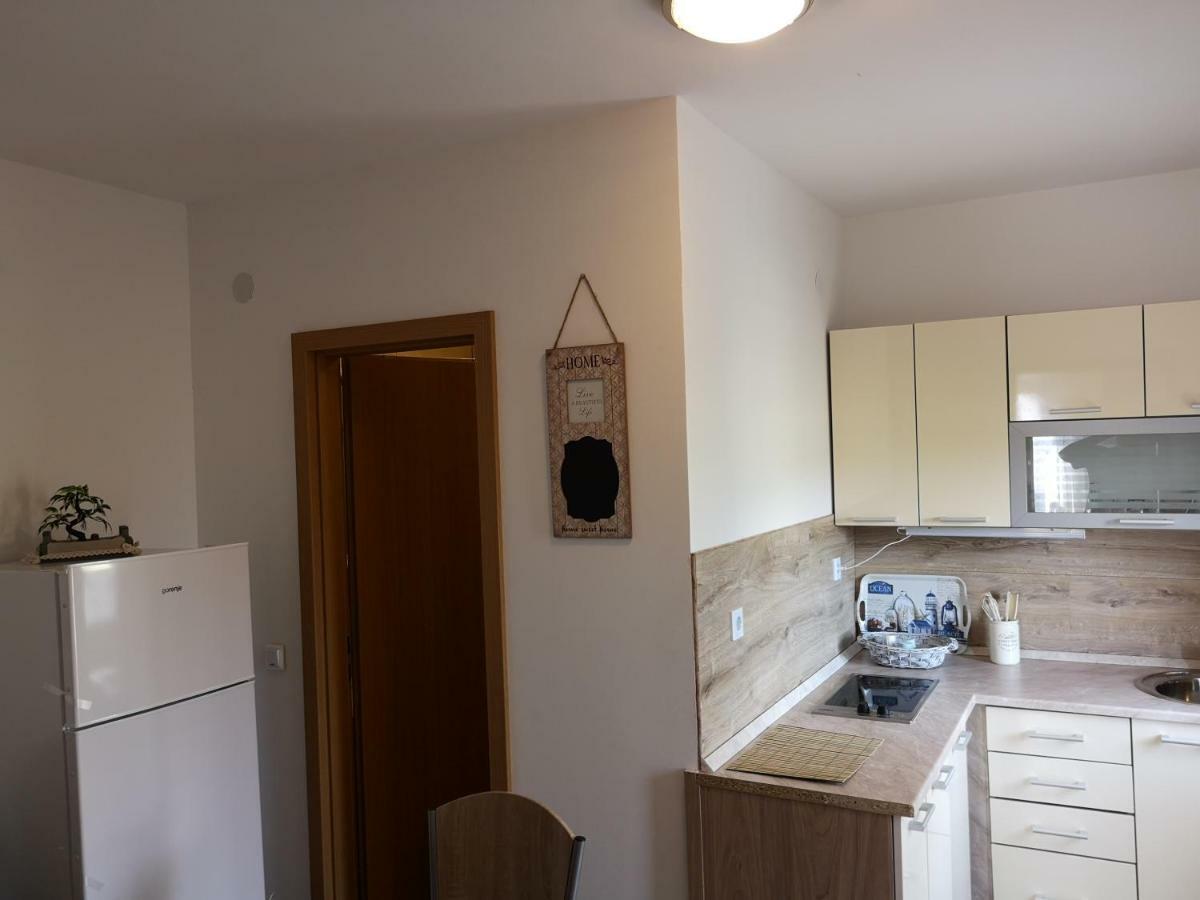 Tomek Apartment Vir Buitenkant foto