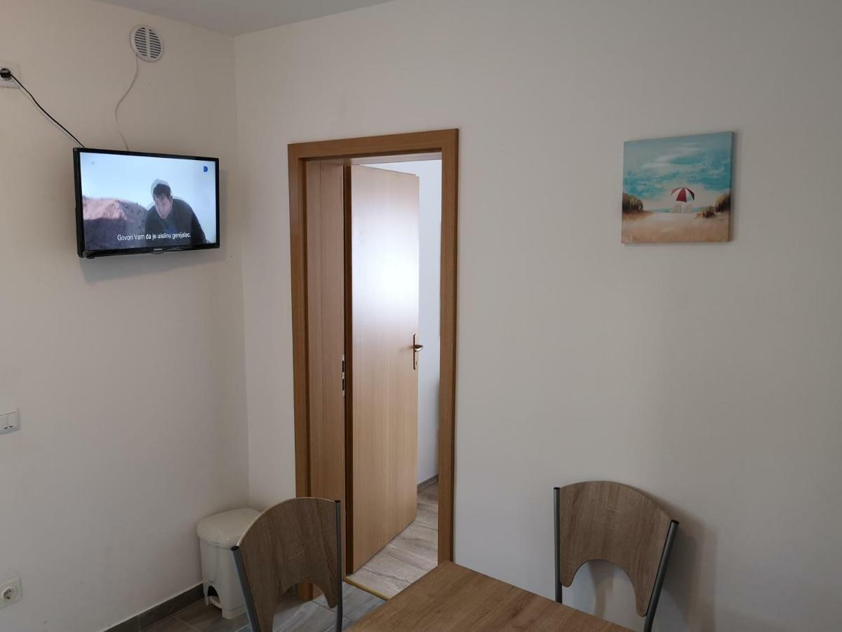 Tomek Apartment Vir Buitenkant foto