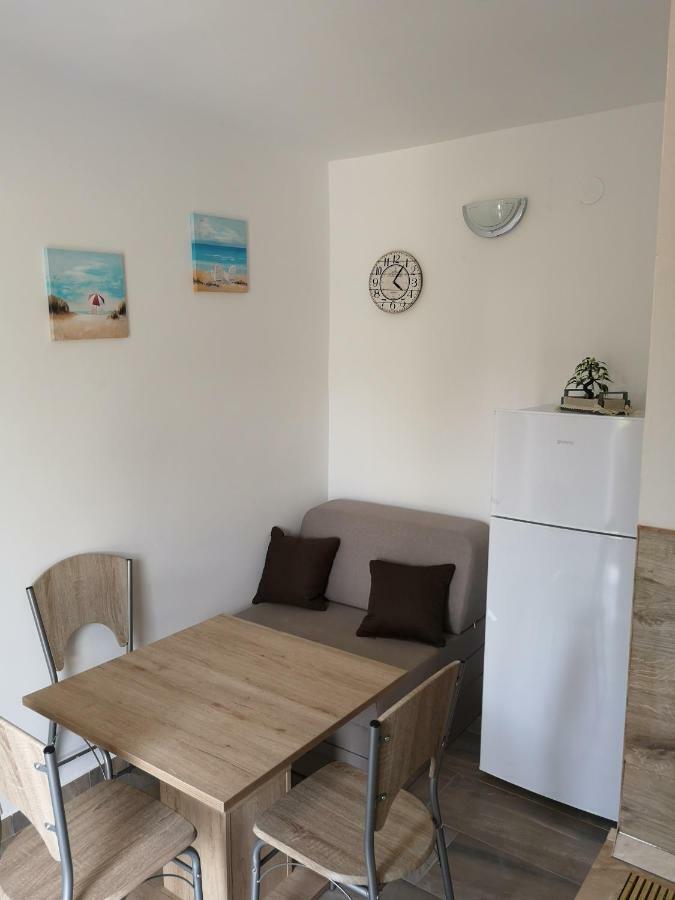 Tomek Apartment Vir Buitenkant foto