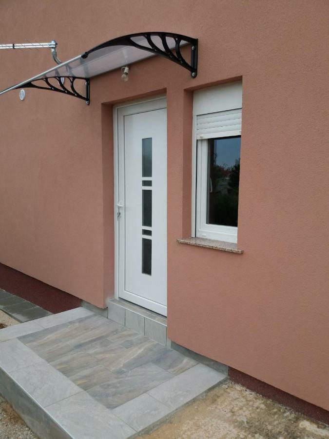 Tomek Apartment Vir Buitenkant foto