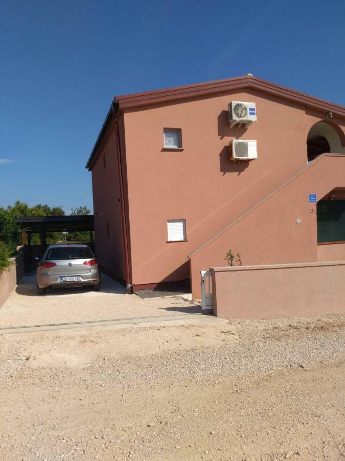 Tomek Apartment Vir Buitenkant foto