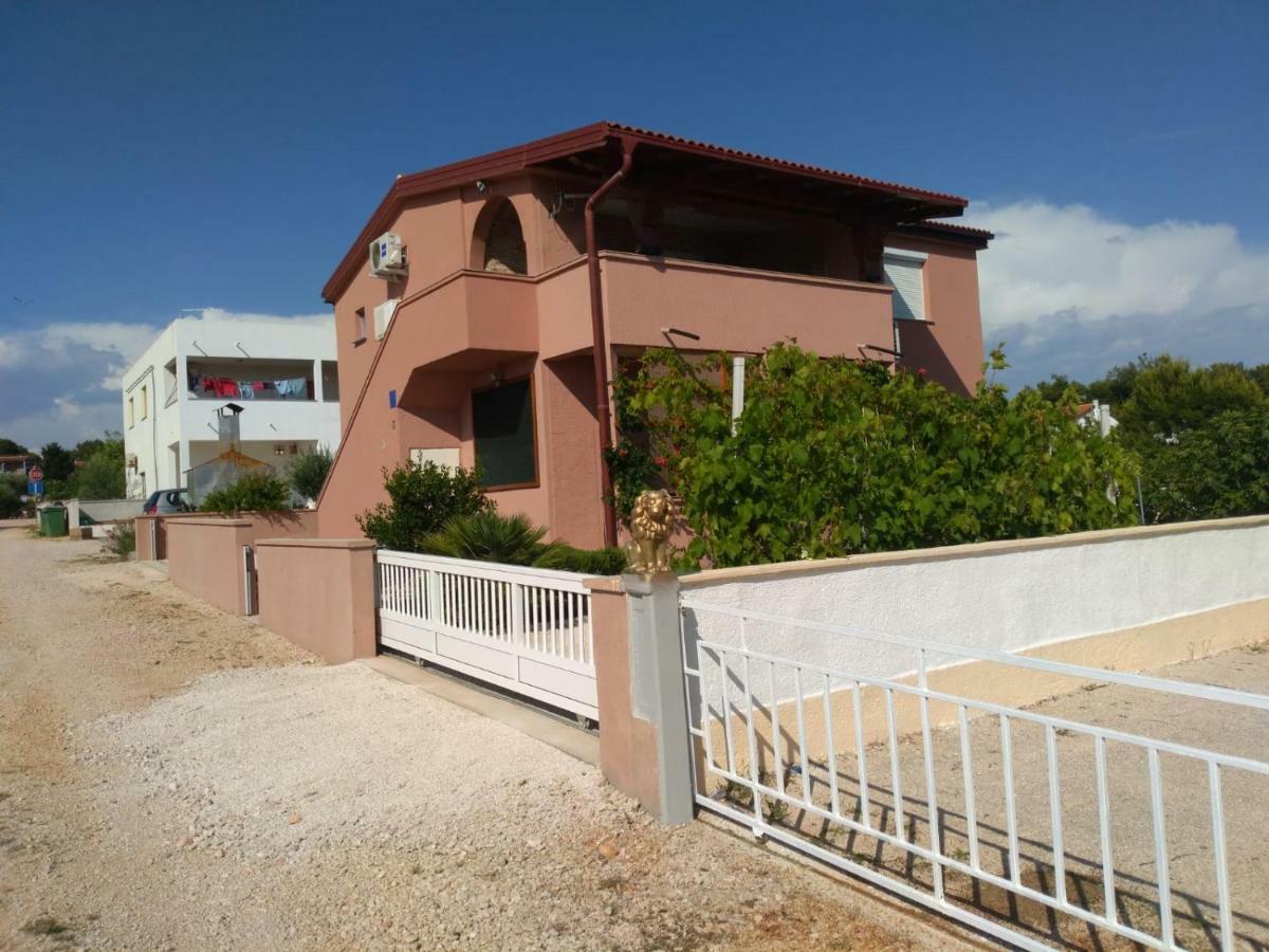 Tomek Apartment Vir Buitenkant foto