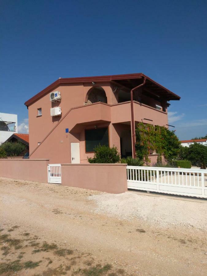 Tomek Apartment Vir Buitenkant foto