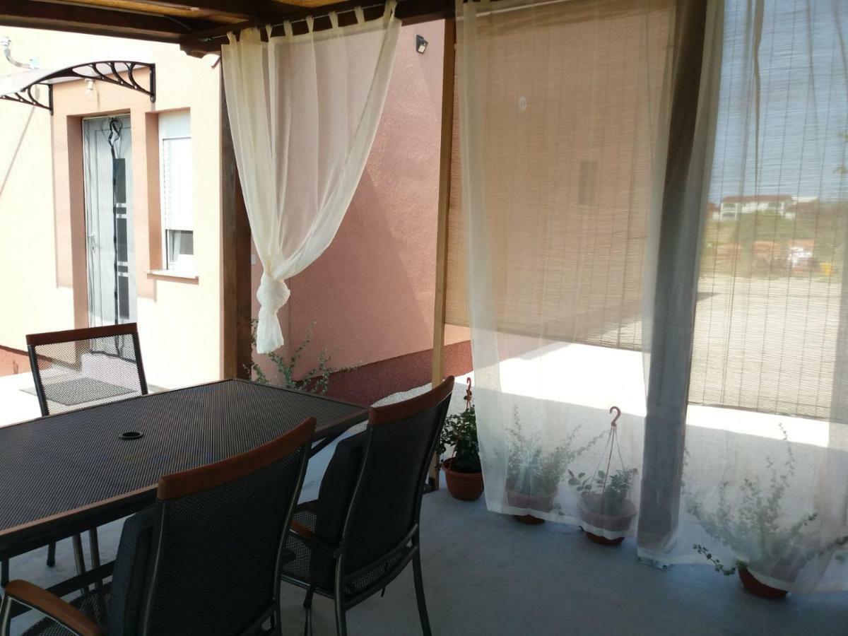 Tomek Apartment Vir Buitenkant foto